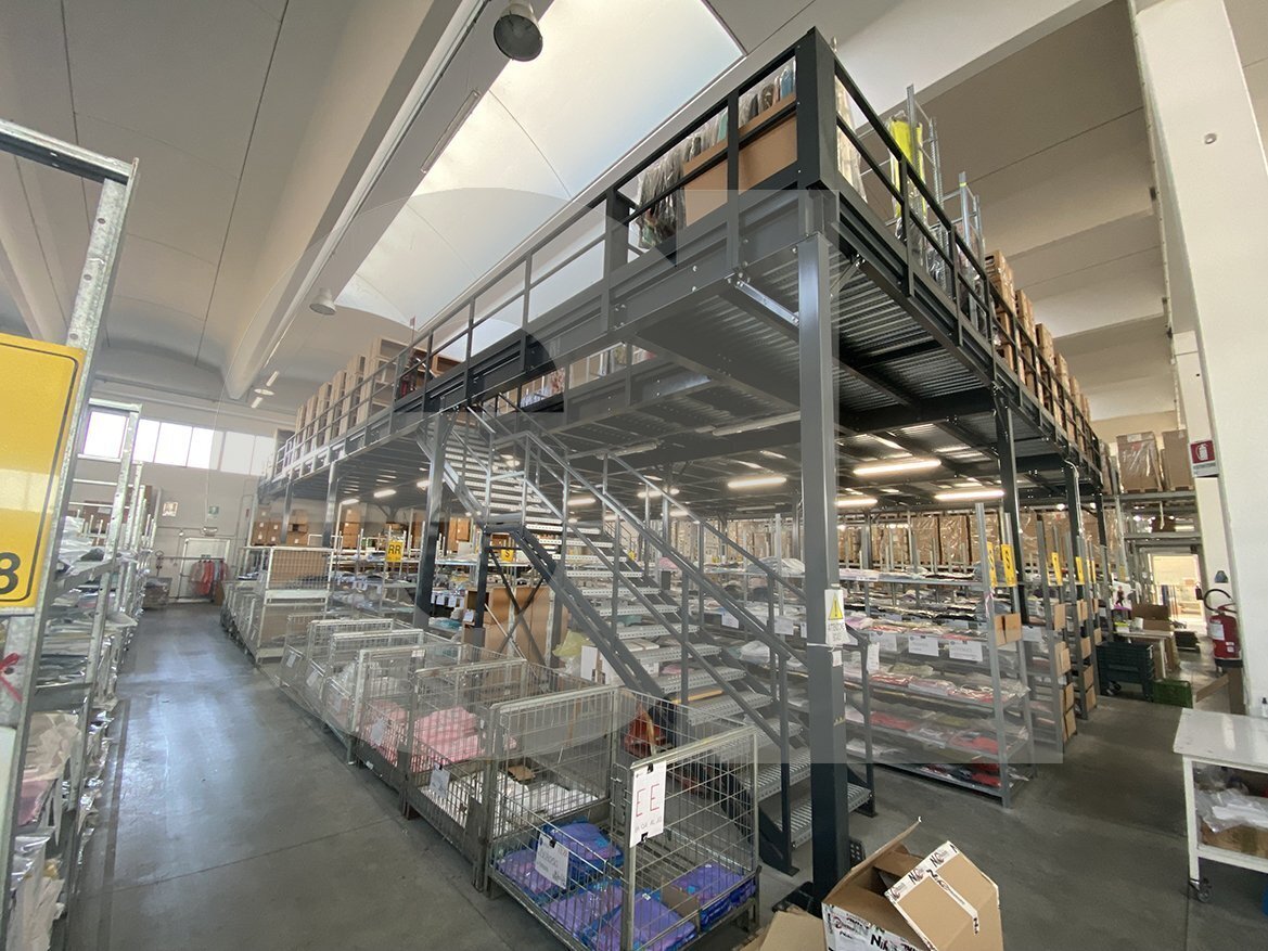 Parma &ndash; Soppalco e scaffalature leggere